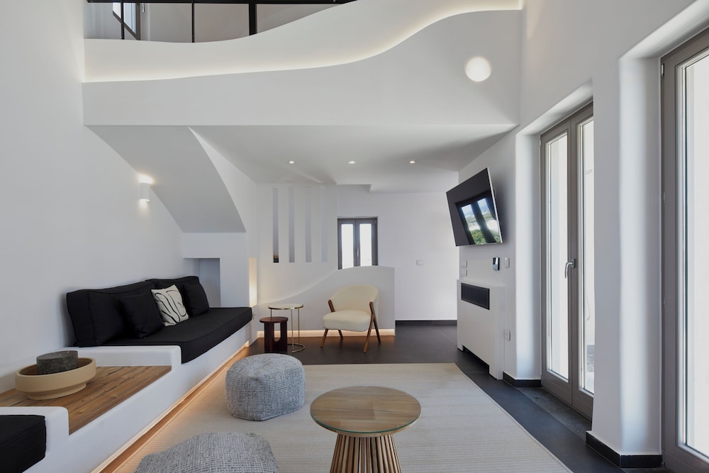 Myst Boutique Hotel — Hotel rooms in Oia, South Aegean