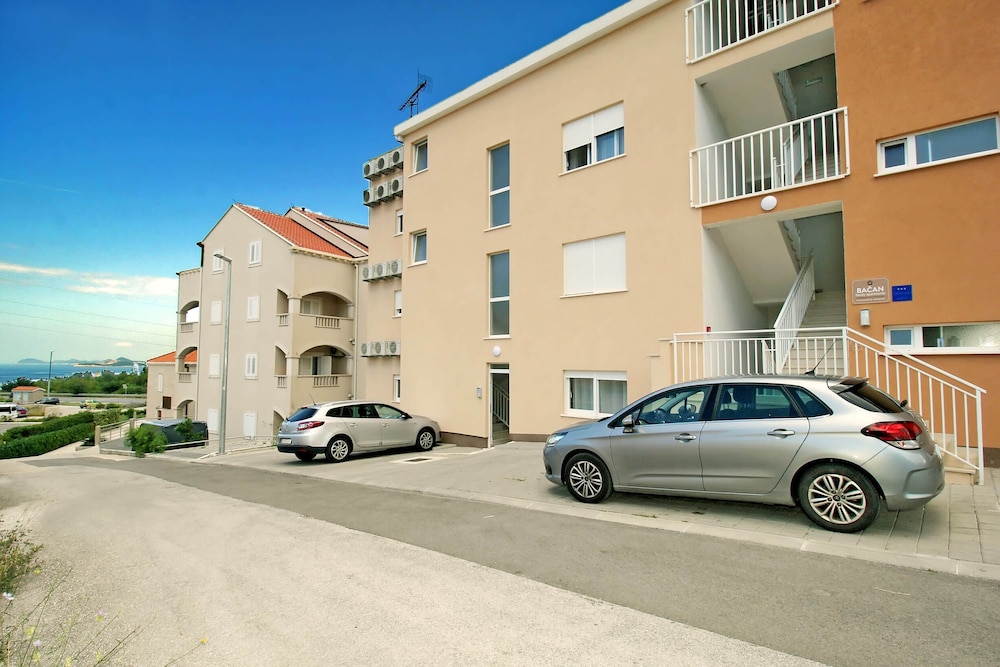 Bacan Family Apartments — Hotel building in Konavle, Dubrovnik-Neretva