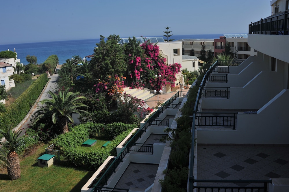 Hydramis Palace Beach Resort — Hotel building in Georgioupolis