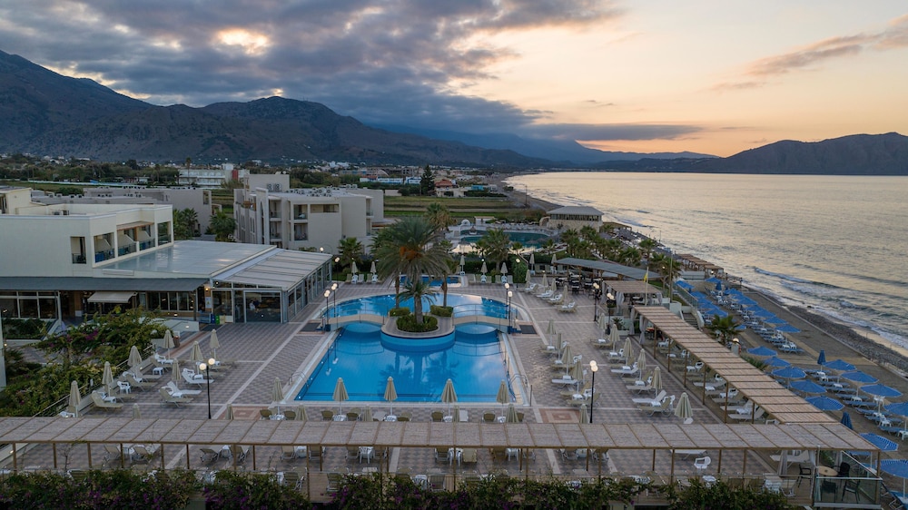 Hydramis Palace Beach Resort — Swimming pool in Georgioupolis