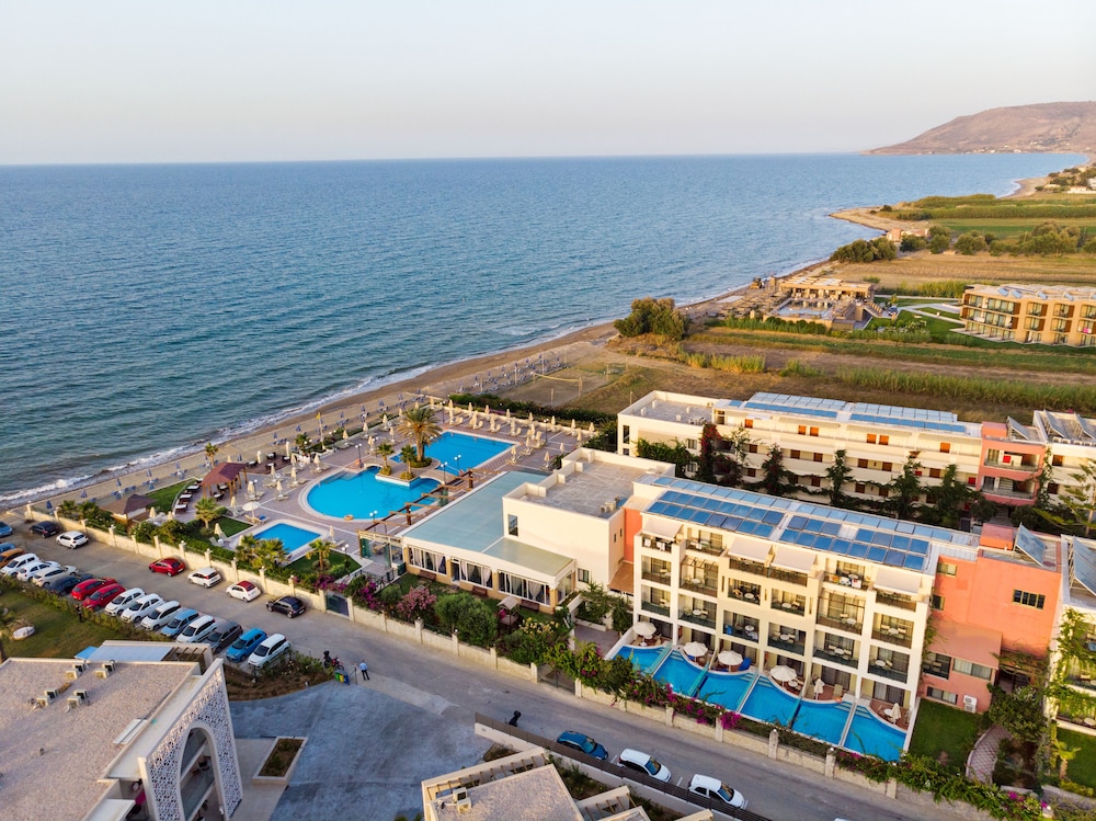 Hydramis Palace Beach Resort — Hotel building in Georgioupolis