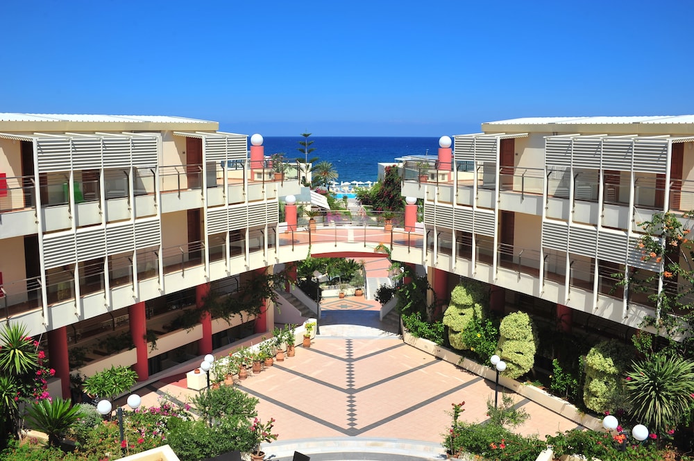 Hydramis Palace Beach Resort — Hotel building in Georgioupolis