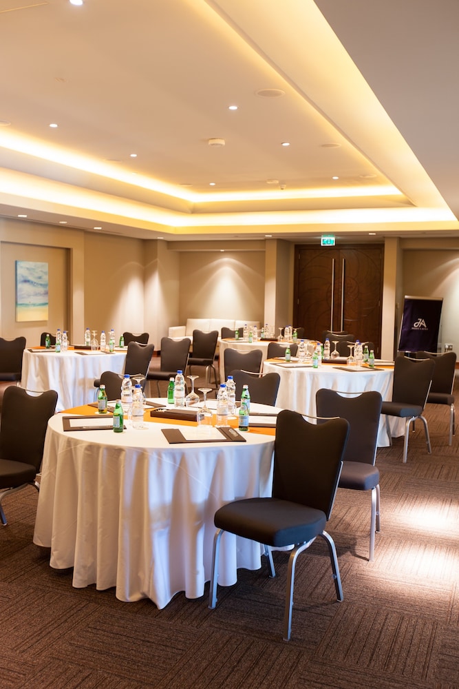 JA Ocean View Hotel, Jumeirah Beach Dubai — Shared spaces in Dubai