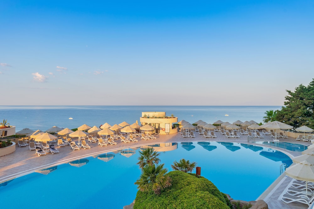Melas Resort Hotel — Swimming pool in Side