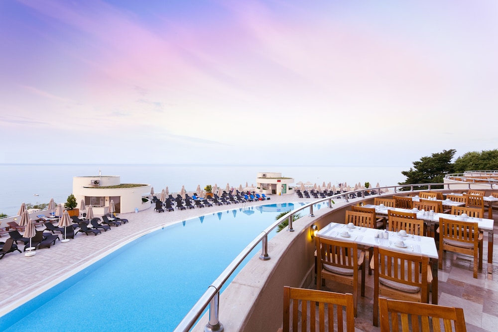 Melas Resort Hotel — Swimming pool in Side
