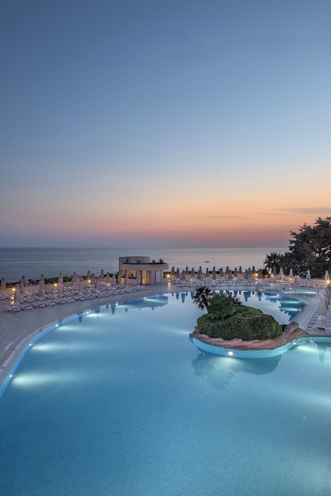 Melas Resort Hotel — Swimming pool in Side
