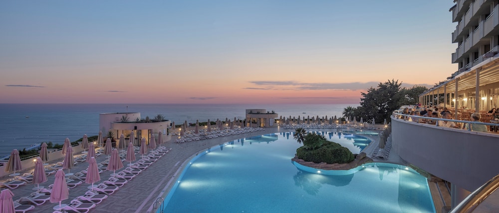 Melas Resort Hotel — Swimming pool in Side
