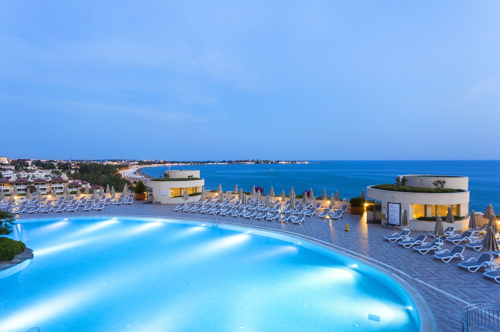 Melas Resort Hotel — Swimming pool in Side