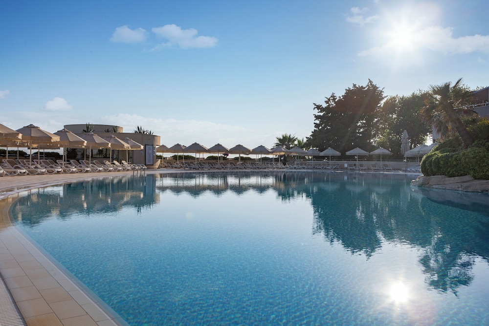 Melas Resort Hotel — Swimming pool in Side
