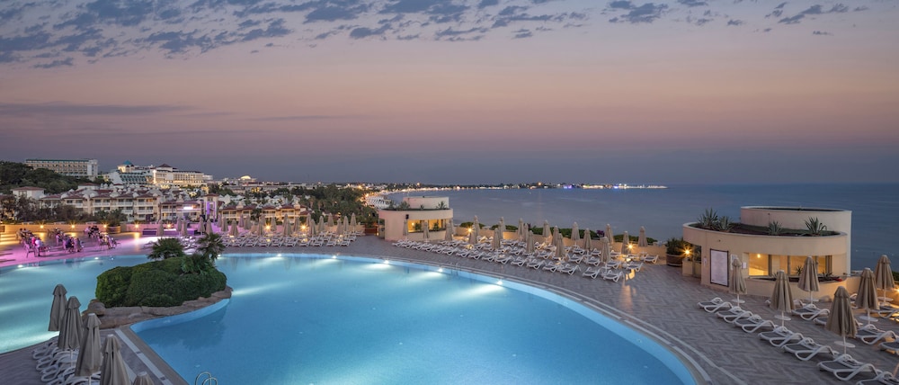 Melas Resort Hotel — Swimming pool in Side