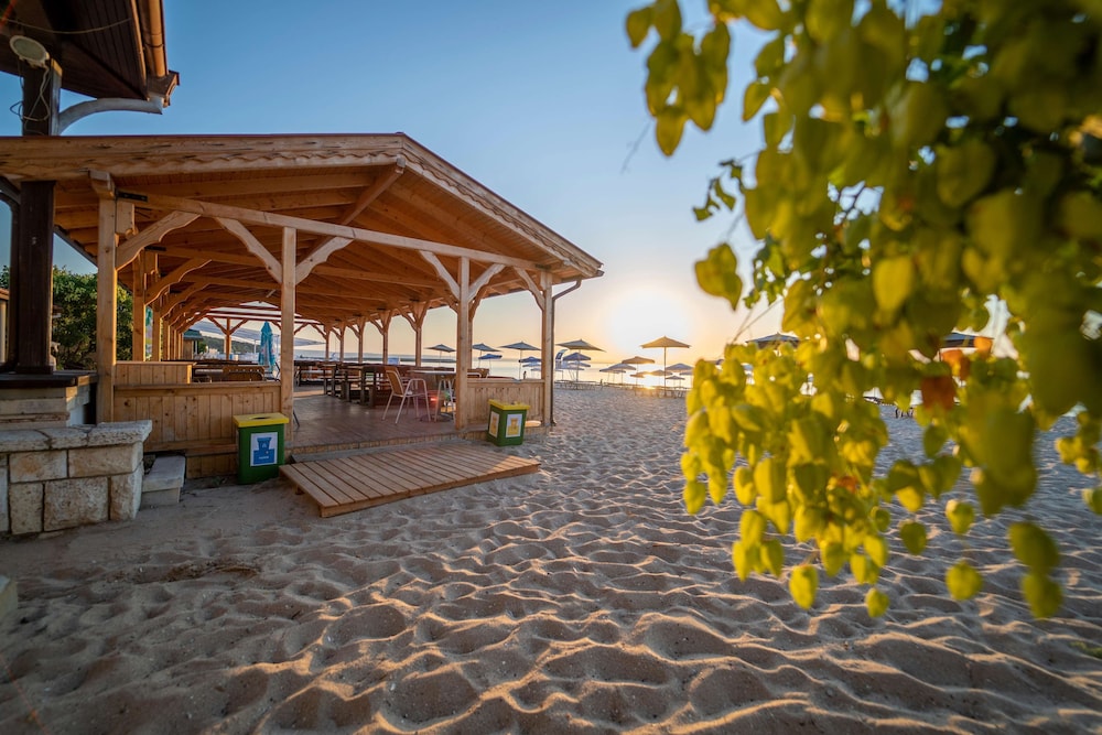 HVD Viva Club Hotel - Ultra All Inclusive — Beach in Golden Sands, Varna Region