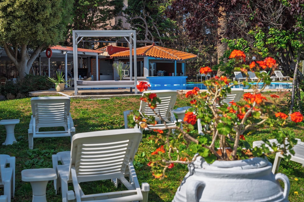 Pantheon Hotel — Restaurant & bars in Rethymnon
