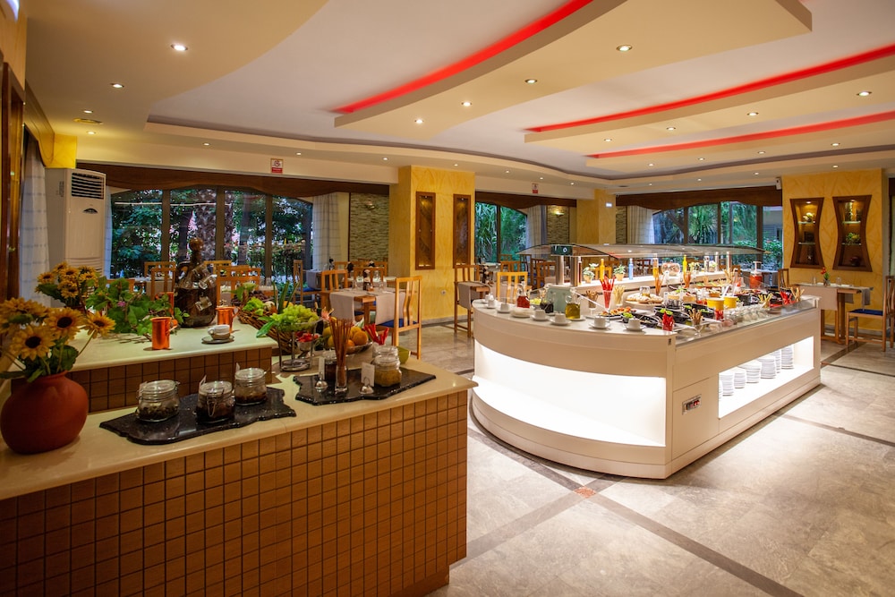 Pantheon Hotel — Restaurant & bars in Rethymnon