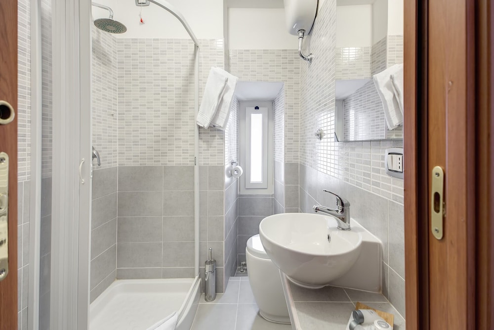 MF Hotel — Hotel rooms in Rome, Lazio