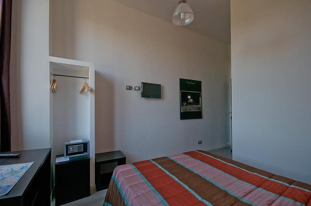 MF Hotel — Hotel rooms in Rome, Lazio