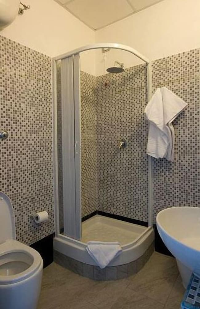 MF Hotel — Hotel rooms in Rome, Lazio