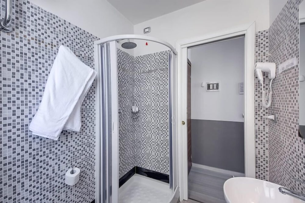 MF Hotel — Hotel rooms in Rome, Lazio