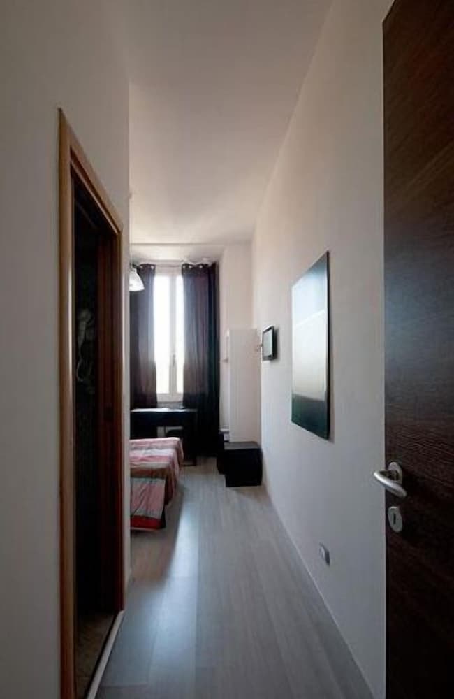 MF Hotel — Hotel rooms in Rome, Lazio