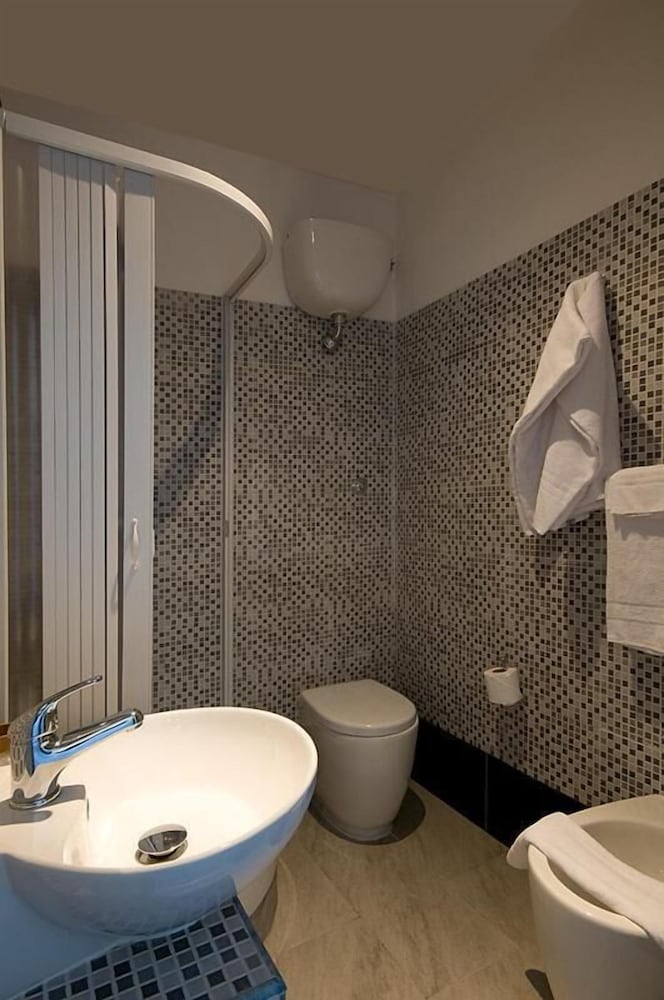 MF Hotel — Hotel rooms in Rome, Lazio