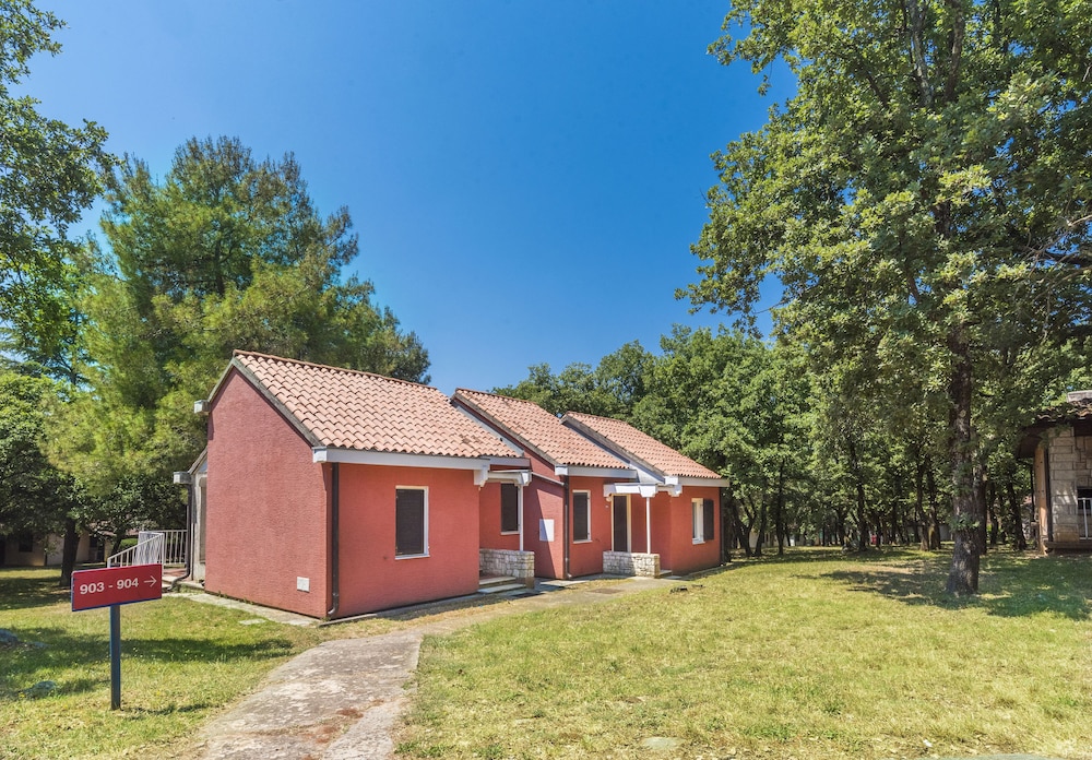 Apartments Polynesia Plava Laguna — Hotel building in Umag, Istria