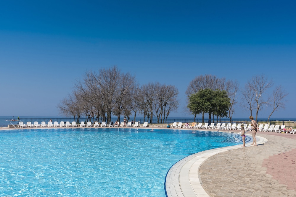 Apartments Polynesia Plava Laguna — Swimming pool in Umag, Istria