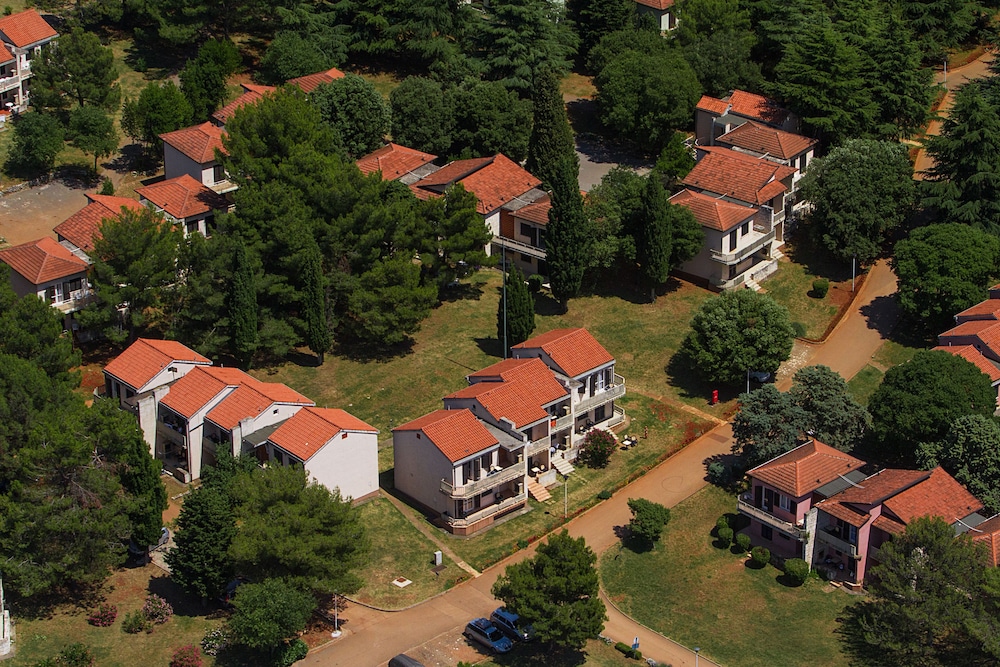 Apartments Polynesia Plava Laguna — Hotel building in Umag, Istria