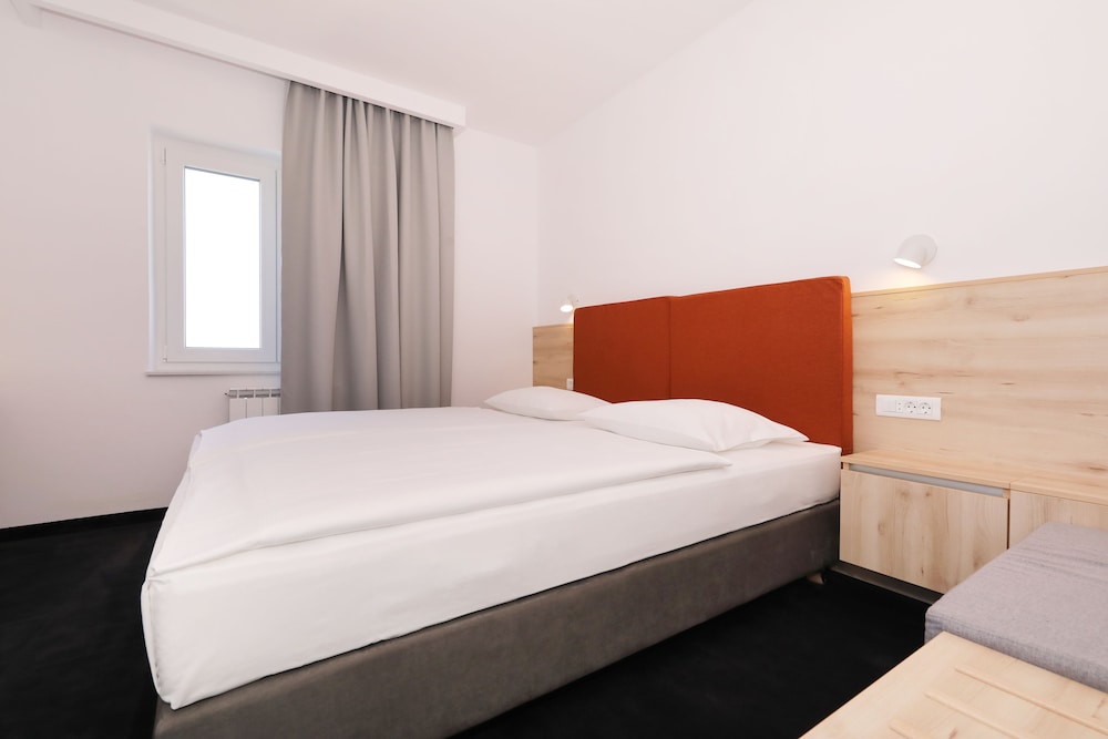 Hotel Mediteran — Hotel rooms in Zadar, Zadar
