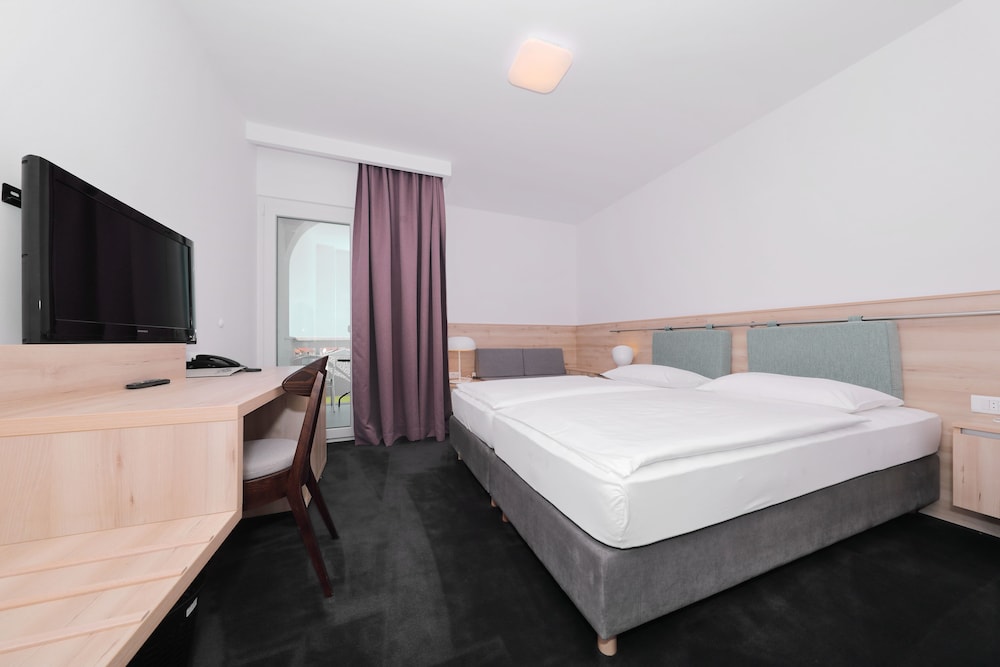 Hotel Mediteran — Hotel rooms in Zadar, Zadar
