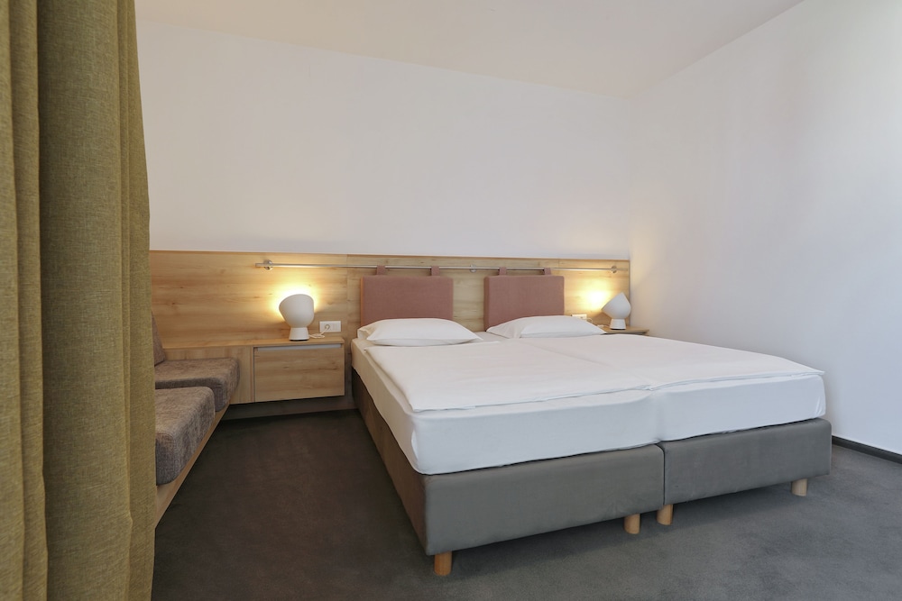Hotel Mediteran — Hotel rooms in Zadar, Zadar