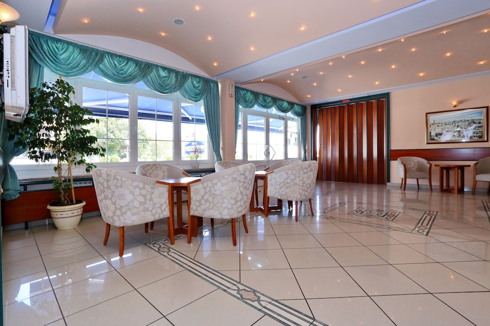 Hotel Mediteran — Hotel building in Zadar, Zadar