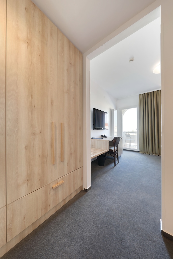 Hotel Mediteran — Hotel rooms in Zadar, Zadar