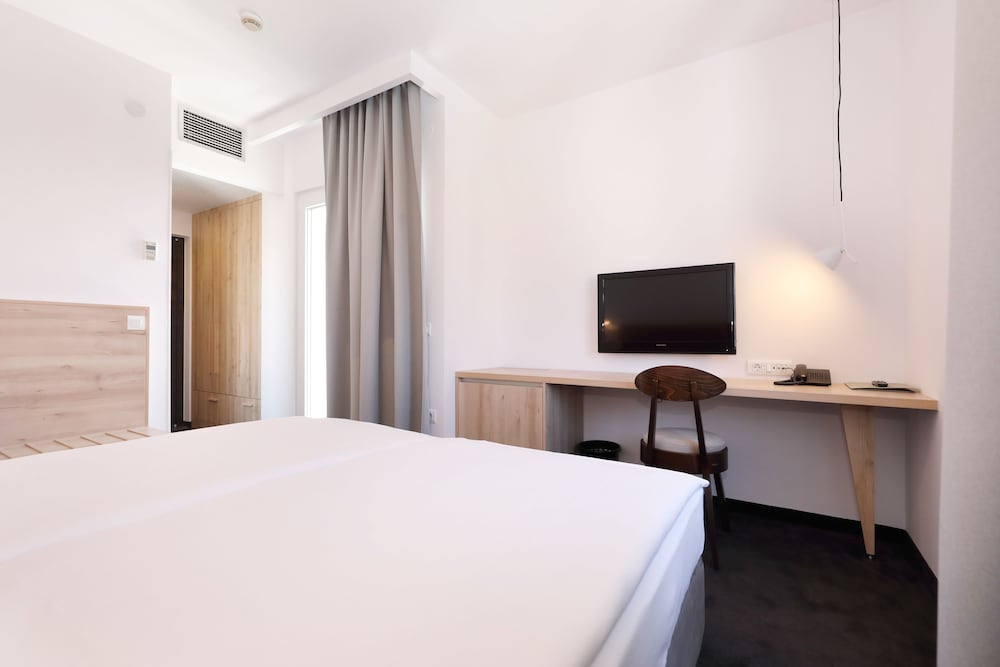 Hotel Mediteran — Hotel rooms in Zadar, Zadar