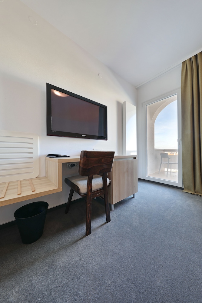 Hotel Mediteran — Hotel rooms in Zadar, Zadar