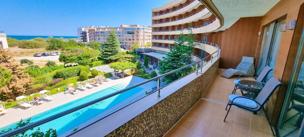 Grand Hotel Pomorie — Swimming pool in Pomorie, Burgas Region