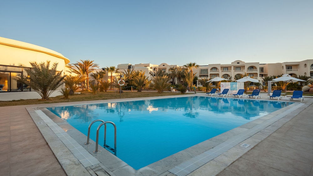 Cesar Thalasso — Swimming pool in Aghir, Medenine