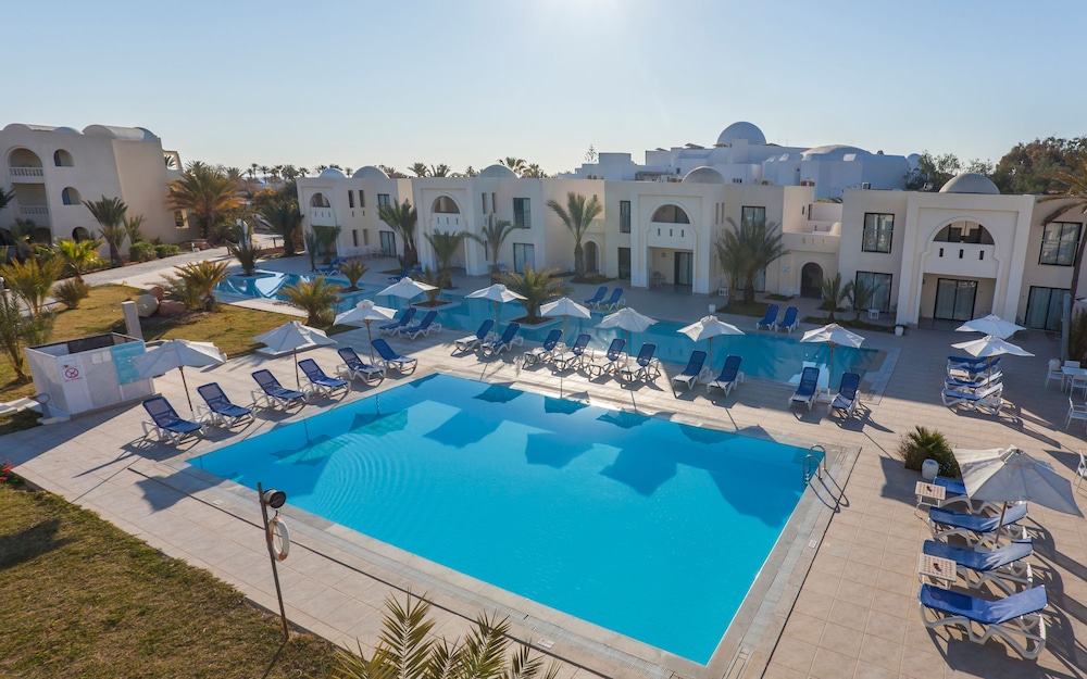 Cesar Thalasso — Swimming pool in Aghir, Medenine