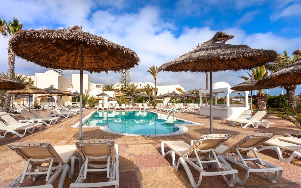 Cesar Thalasso — Swimming pool in Aghir, Medenine