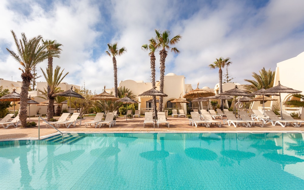 Cesar Thalasso — Swimming pool in Aghir, Medenine