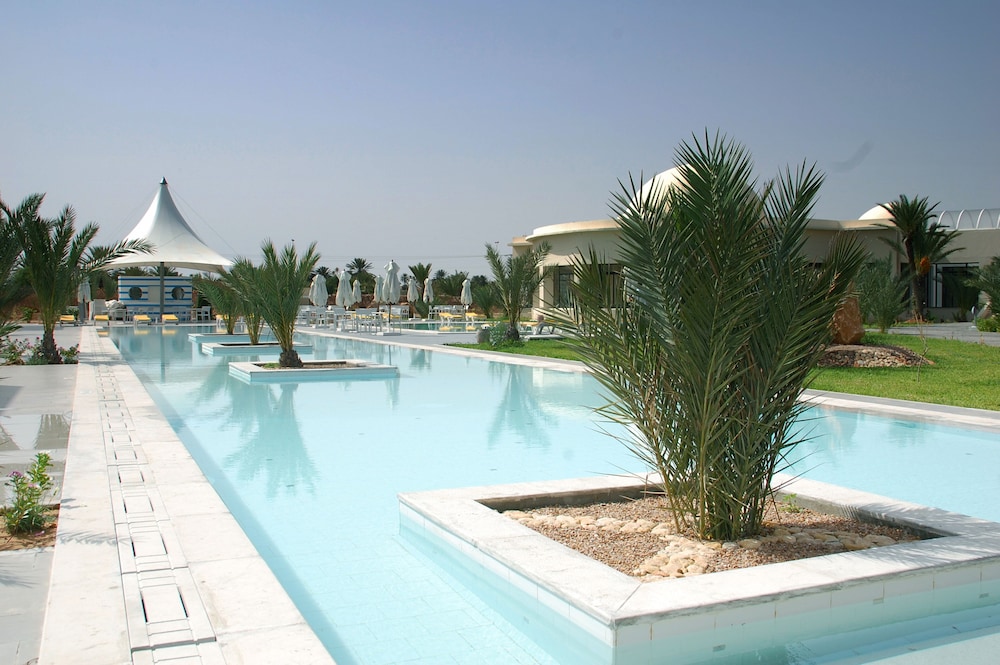 Cesar Thalasso — Swimming pool in Aghir, Medenine