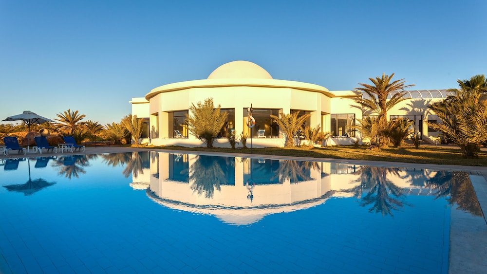Cesar Thalasso — Swimming pool in Aghir, Medenine