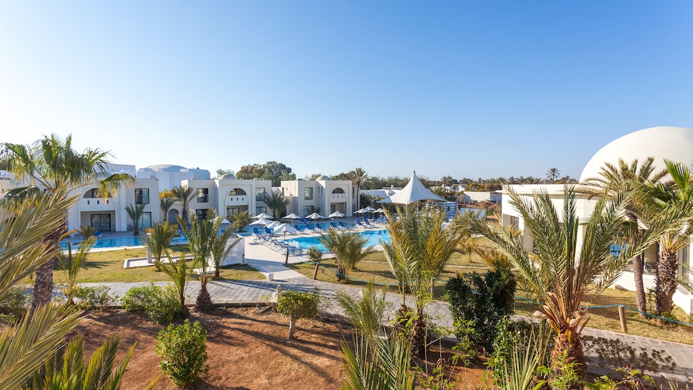 Cesar Thalasso — Swimming pool in Aghir, Medenine