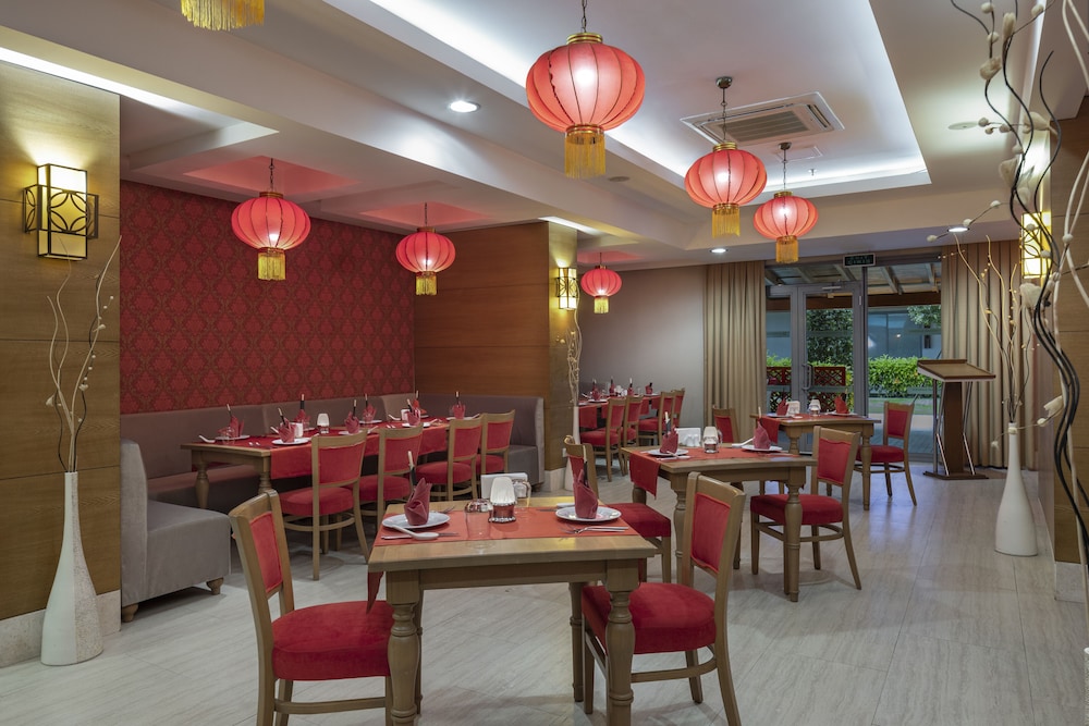 Wyndham Garden Lara — Restaurant & bars in Lara
