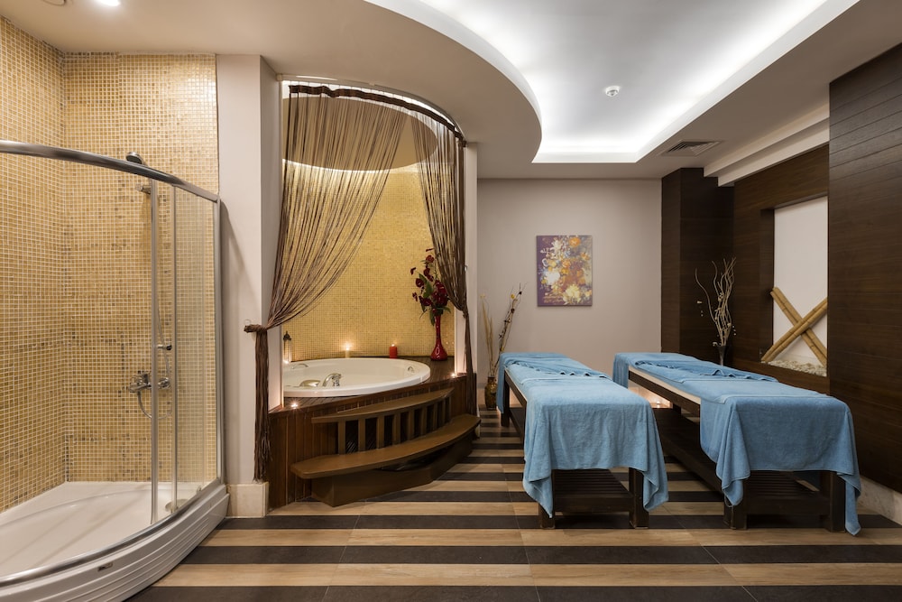 Wyndham Garden Lara — Spa in Lara