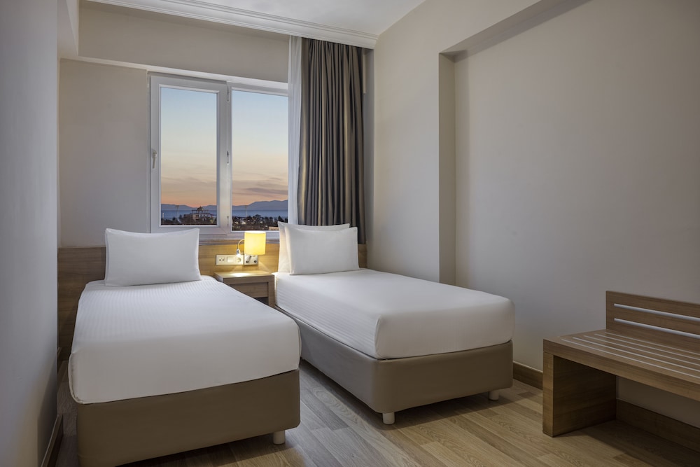 Wyndham Garden Lara — Hotel rooms in Lara