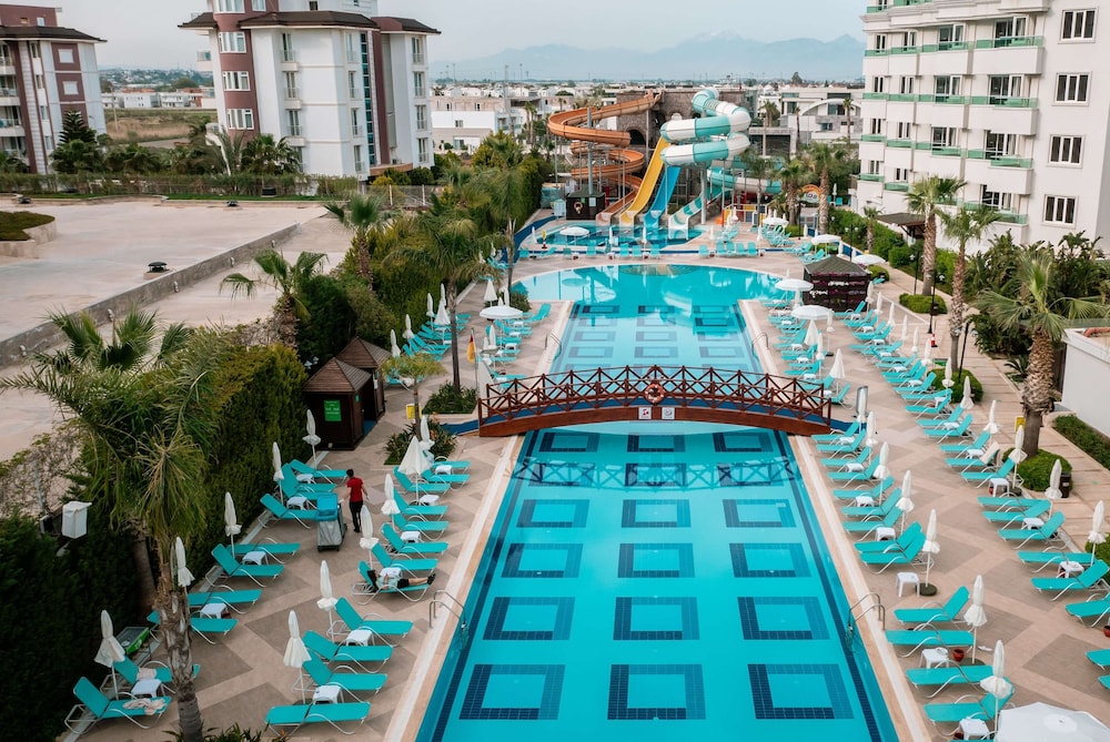 Wyndham Garden Lara — Swimming pool in Lara