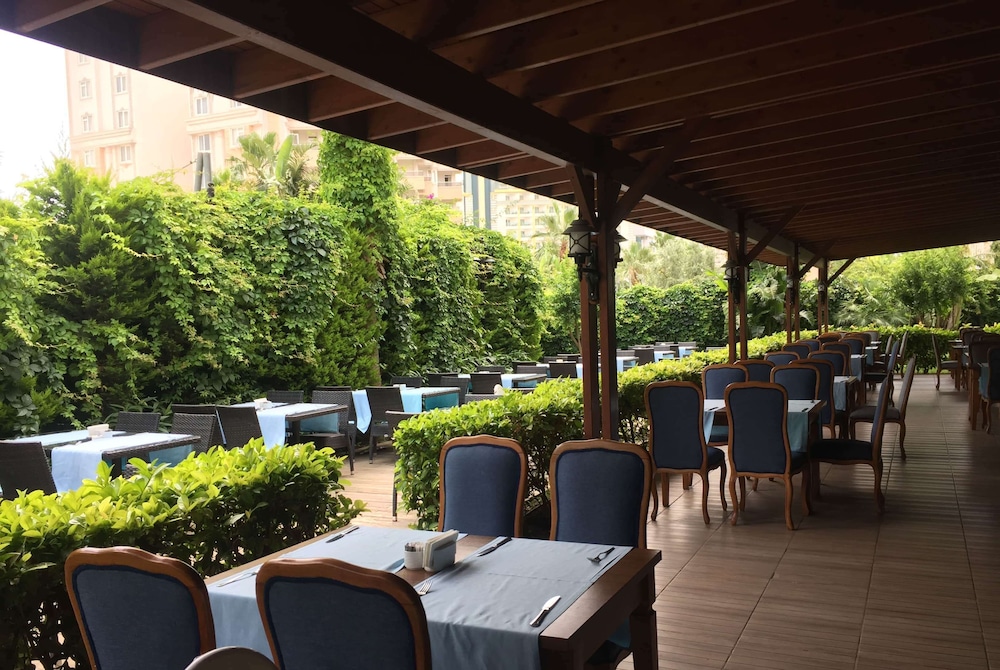 Wyndham Garden Lara — Restaurant & bars in Lara