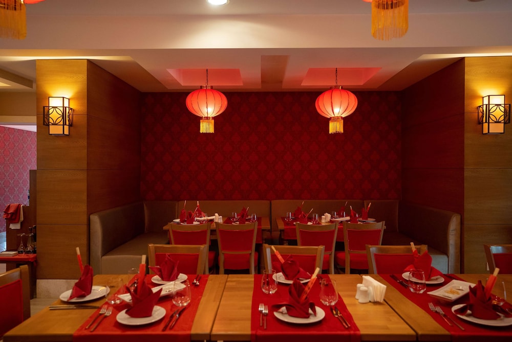 Wyndham Garden Lara — Restaurant & bars in Lara