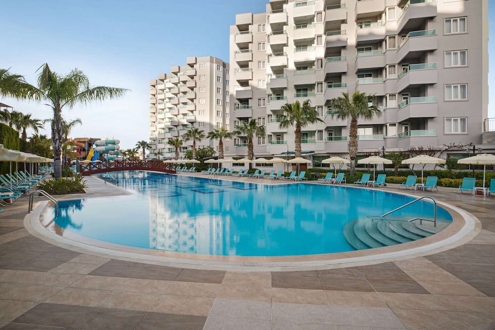Wyndham Garden Lara — Swimming pool in Lara