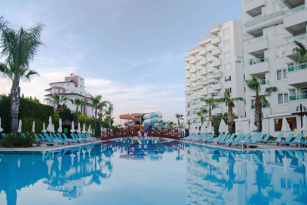 Wyndham Garden Lara — Swimming pool in Lara