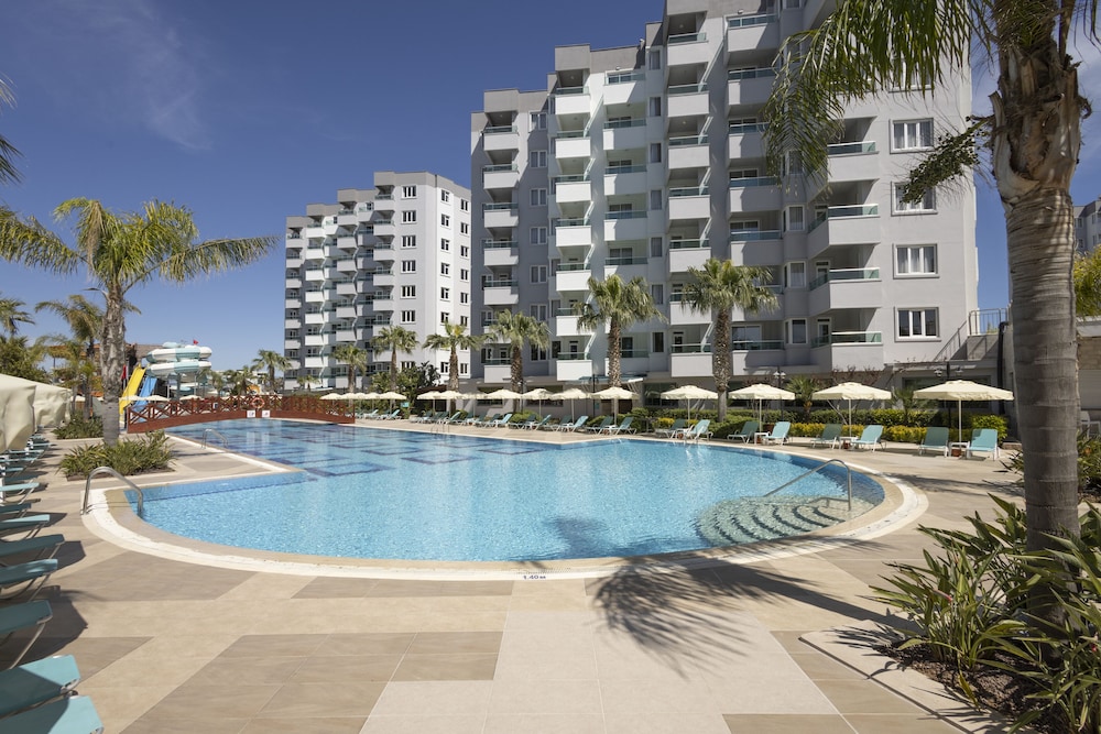 Wyndham Garden Lara — Swimming pool in Lara